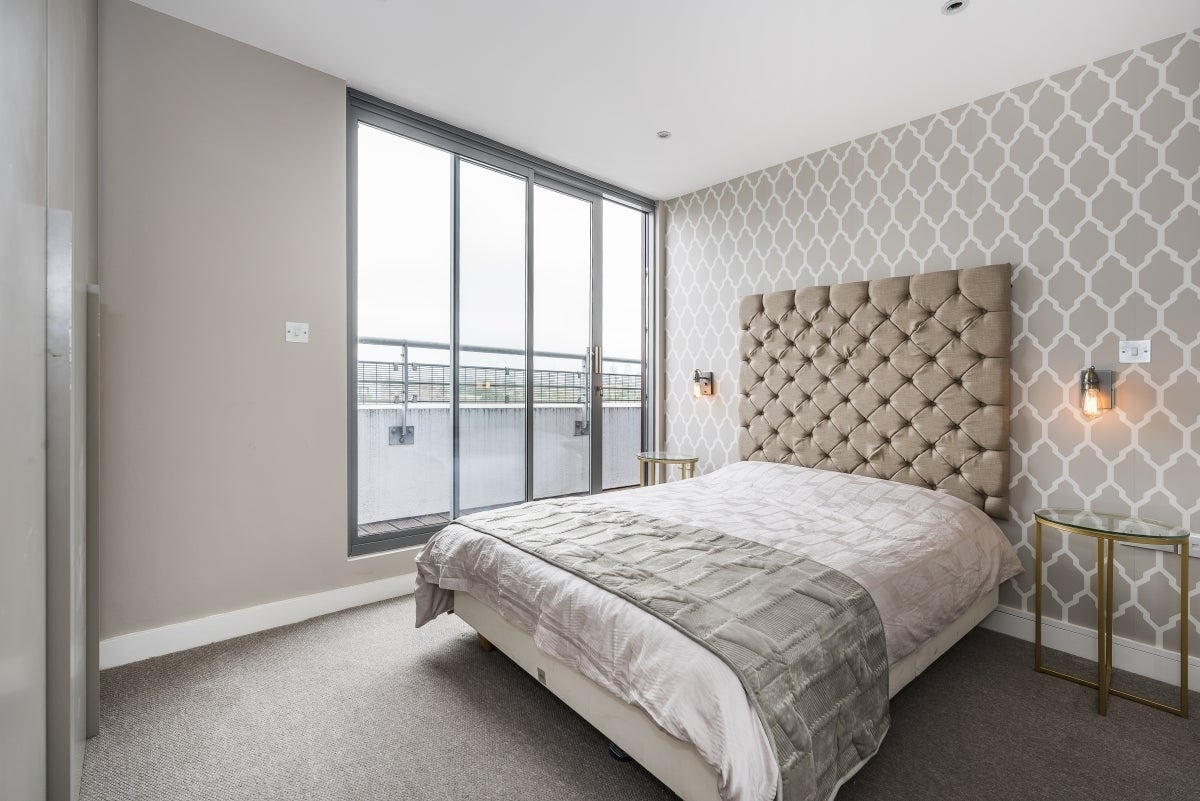 Flat Clapham High Street in Greater London