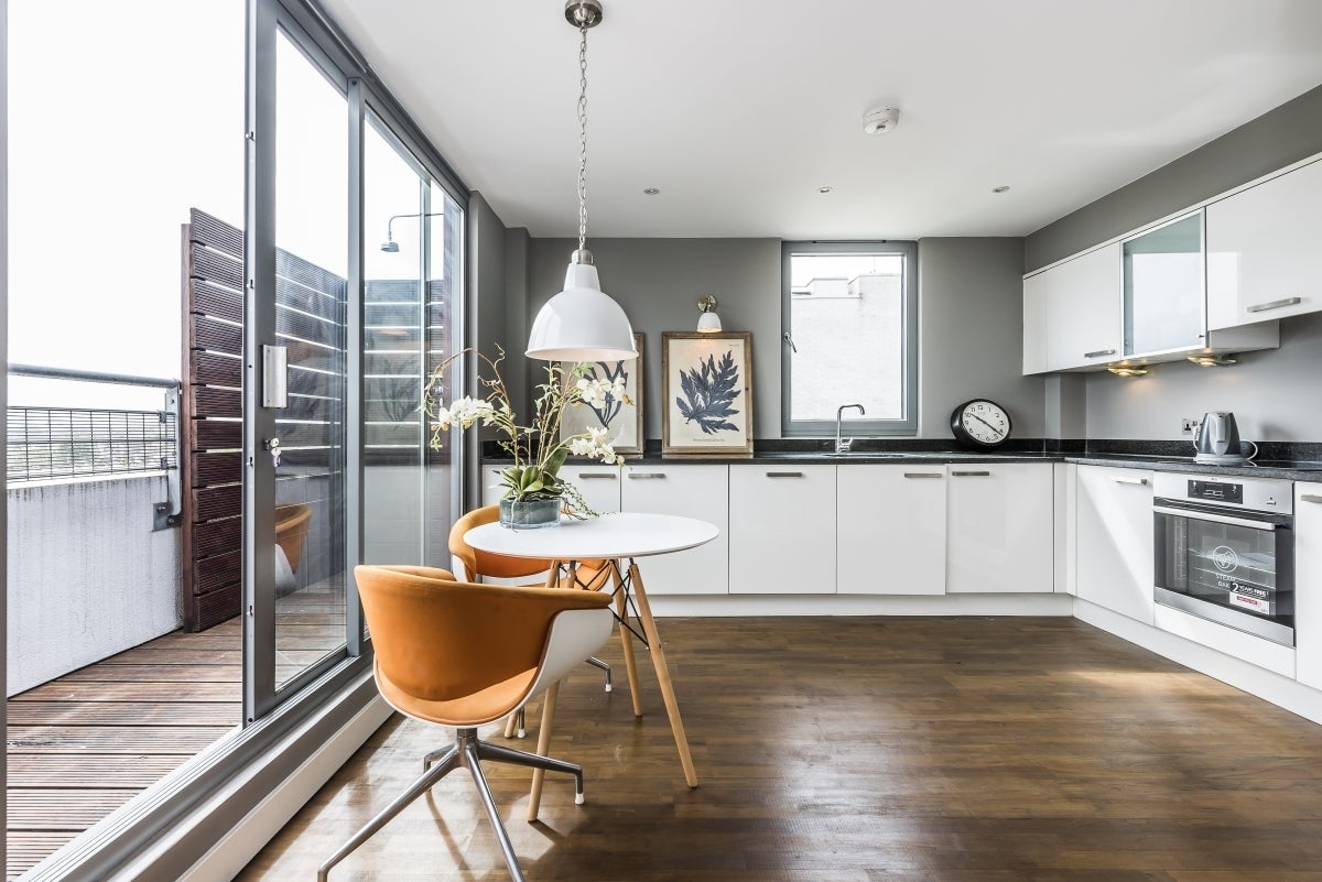 Flat Clapham High Street in Greater London