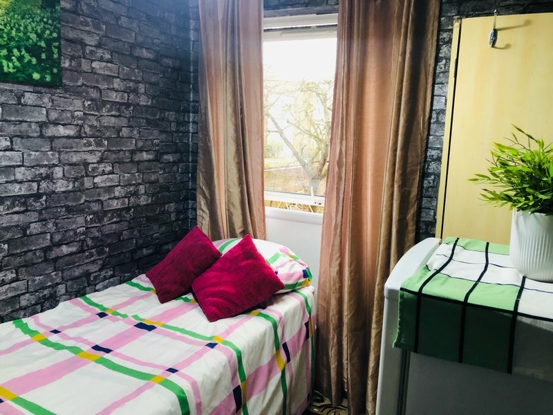 Room Carnarvon Road in Greater London