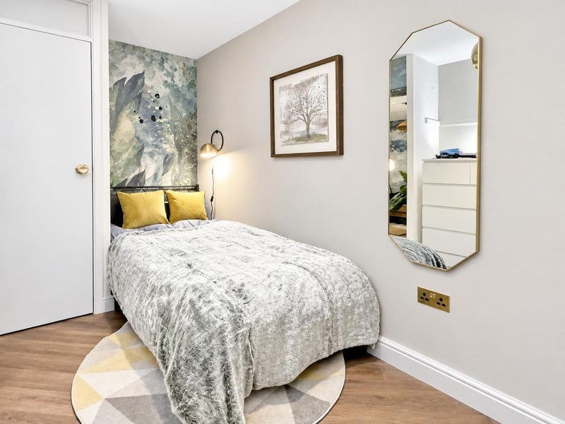 Flat Green Pond Close in Greater London