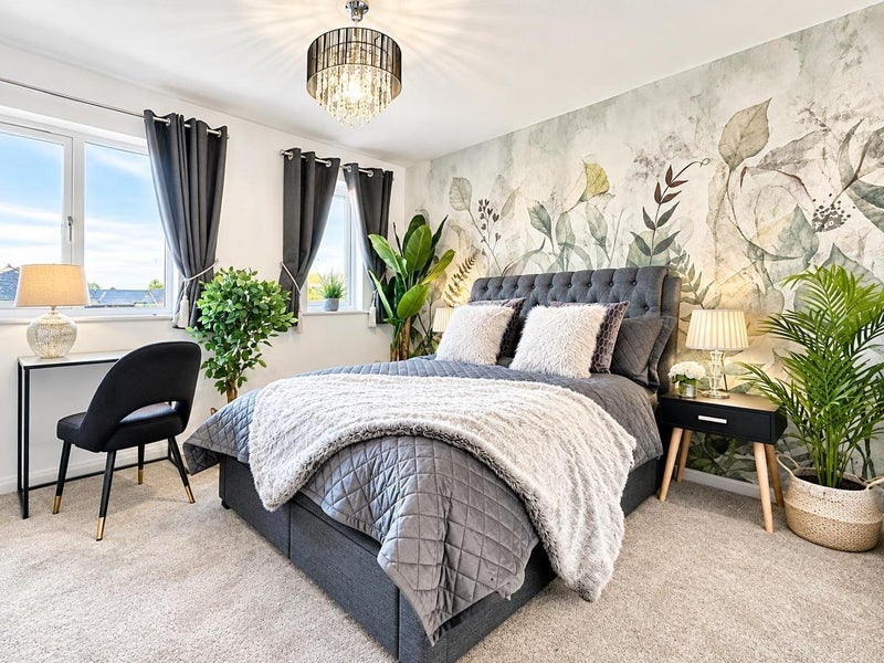 Flat Green Pond Close in Greater London