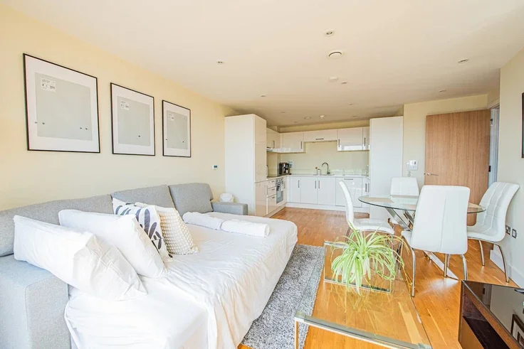 Flat Maltby Street in Greater London