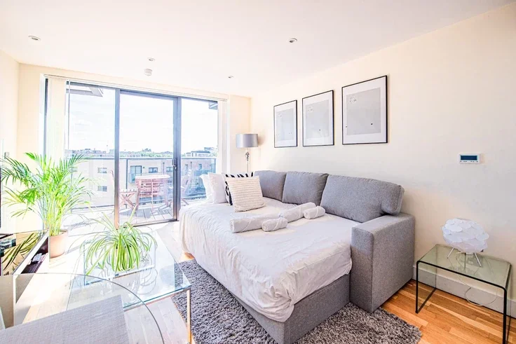 Flat Maltby Street in Greater London