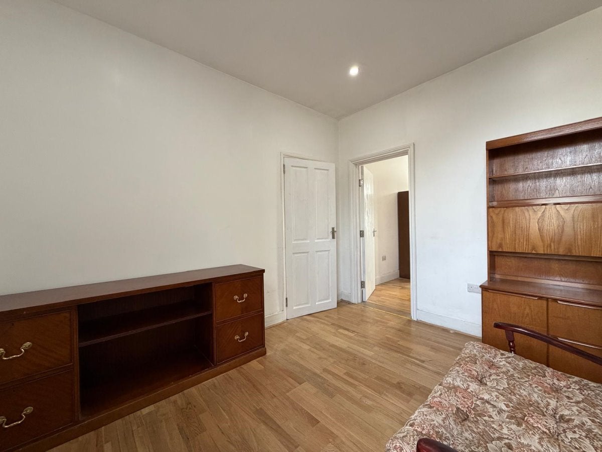 Flat Rosslyn Crescent in London