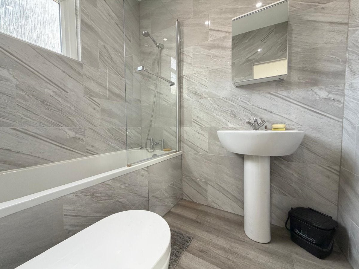 Flat Rosslyn Crescent in London