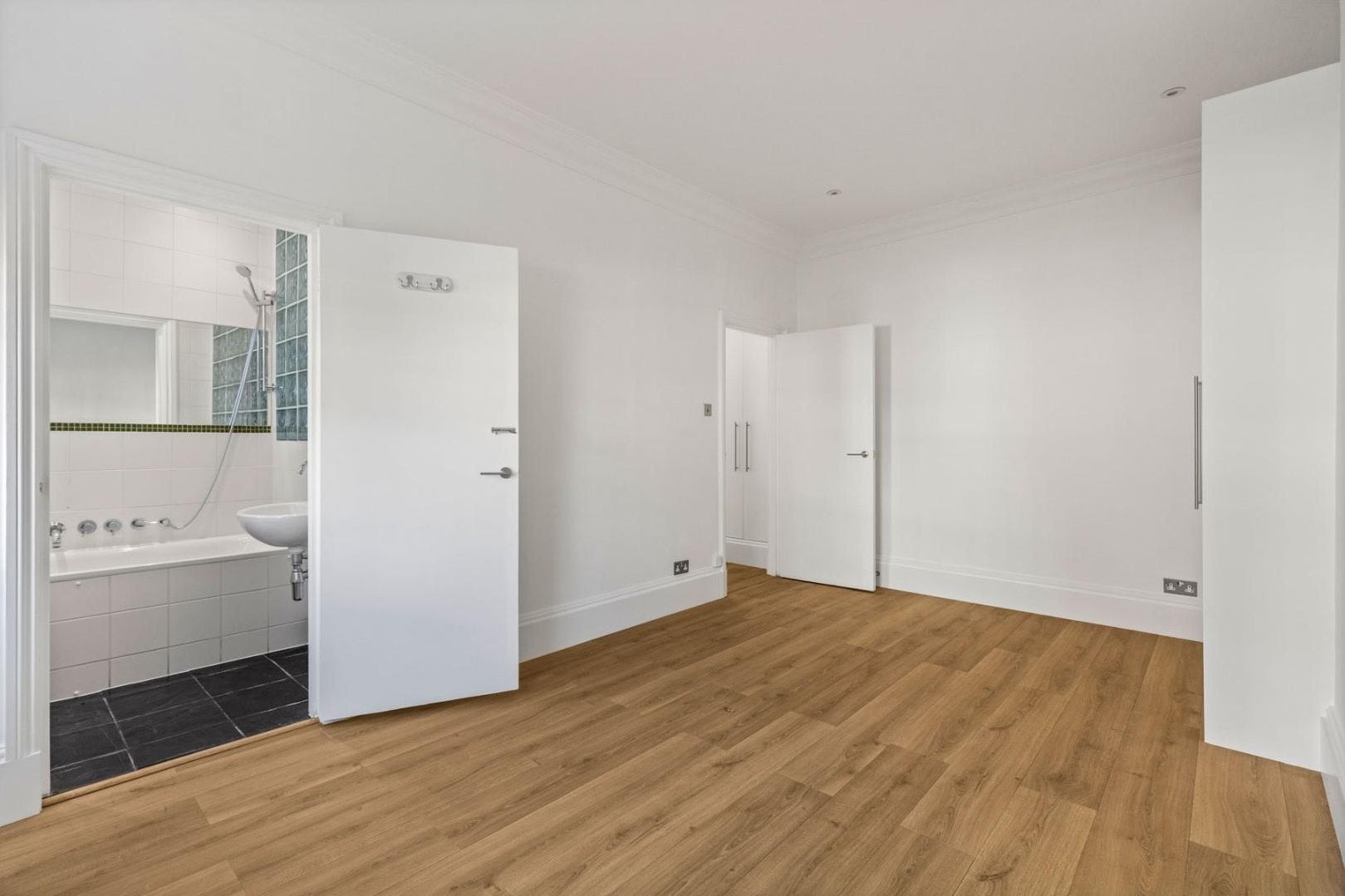 Flat Glenmore Road in Greater London