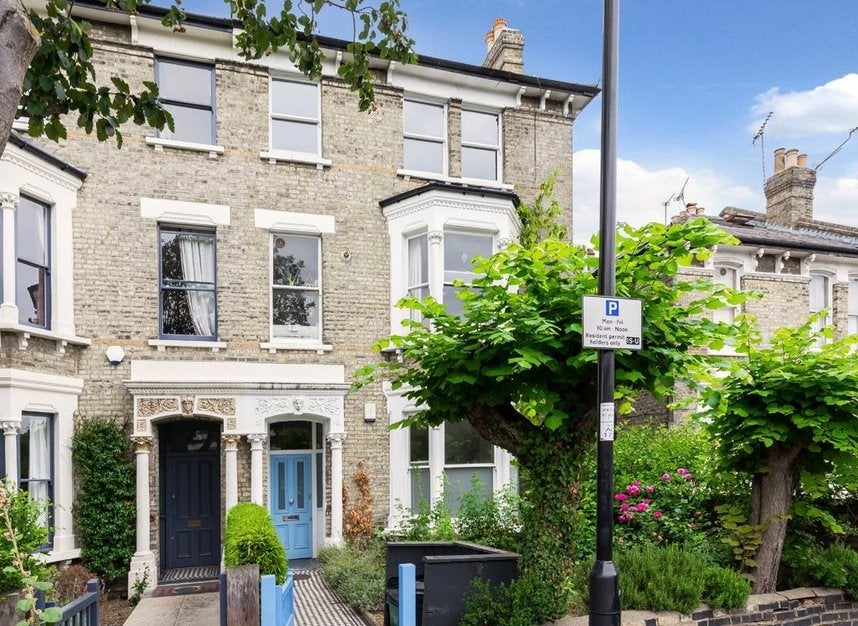 Flat Highwood Road in Greater London
