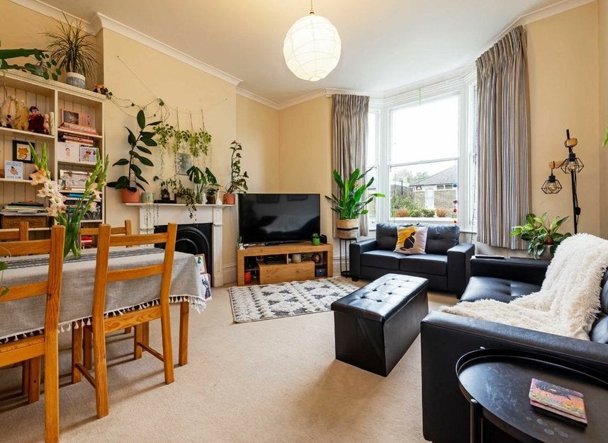 Flat Highwood Road in Greater London
