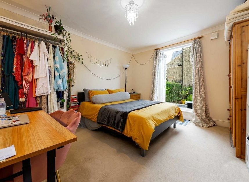 Flat Highwood Road in Greater London