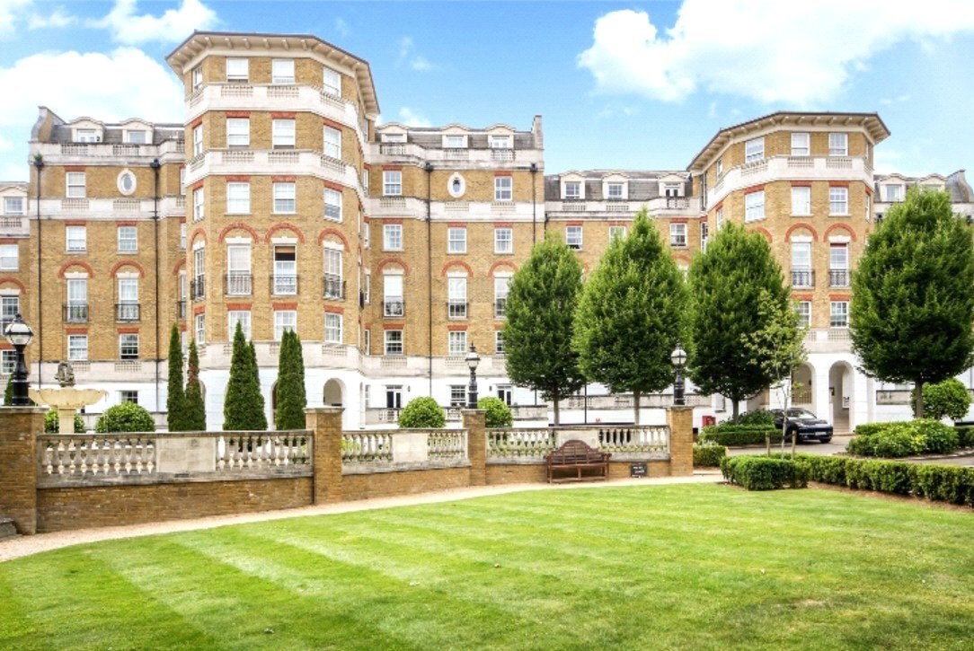 Flat Chapman Square in Greater London