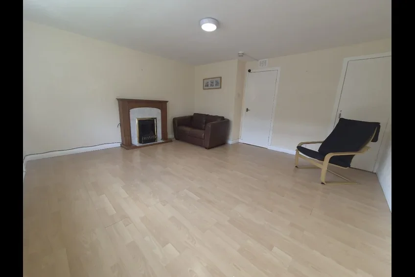 Flat Woodside Crescent in Paisley