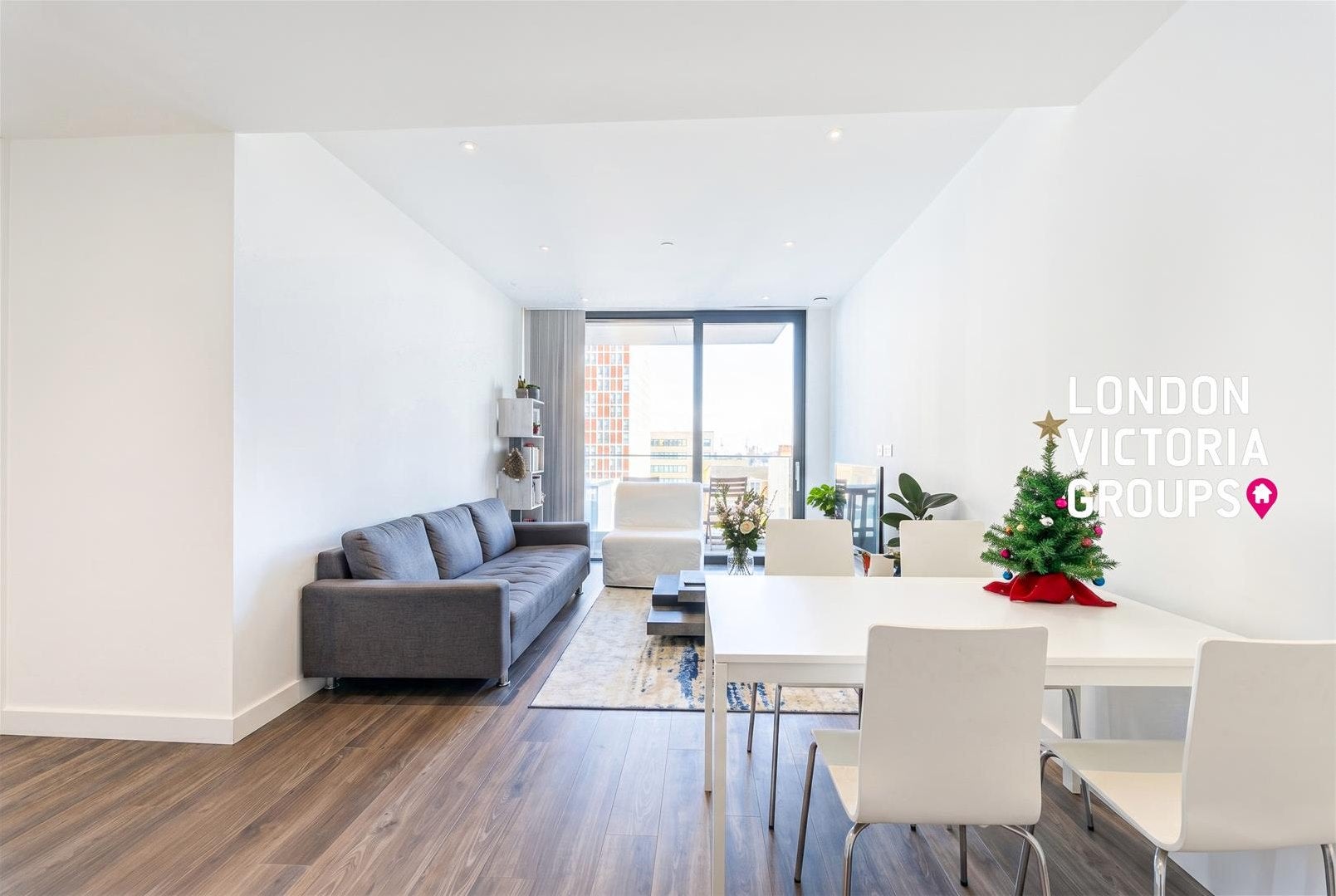 Flat Chaucer Gardens in Greater London