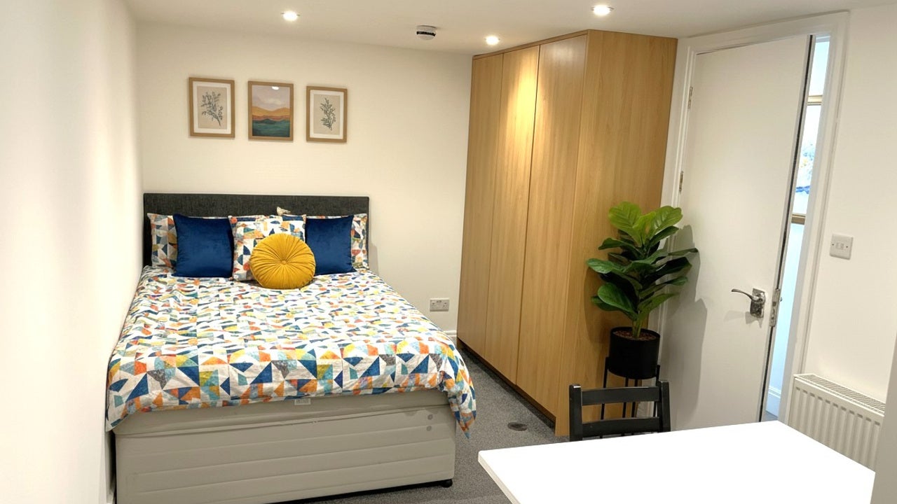 Room Barchester Close in London