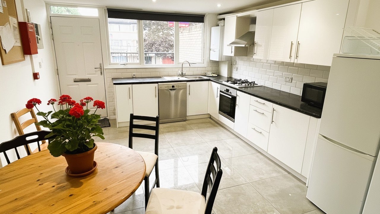 Room Barchester Close in London