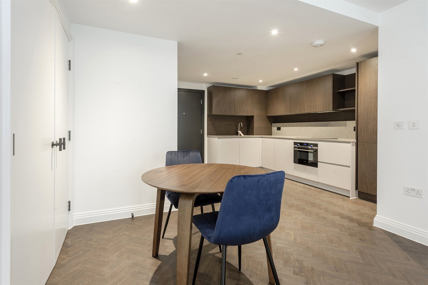 Flat Queen's Road in Greater London