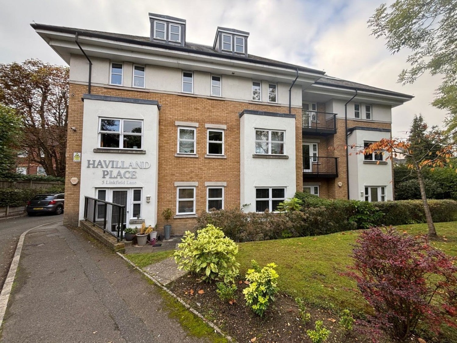 Flat Linkfield Lane in Reigate and Banstead