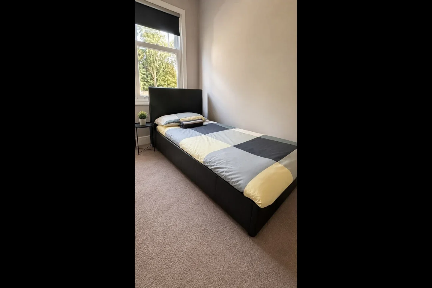 Room Vaughan Road in Greater London