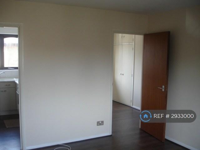 Flat George Street in Borough of Spelthorne