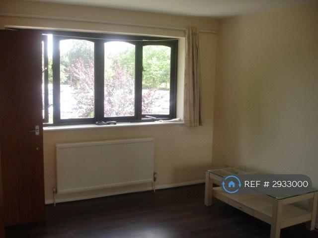 Flat George Street in Borough of Spelthorne