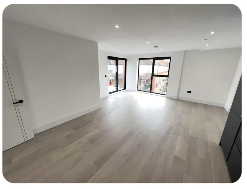 Flat Rotherhithe Street in Greater London