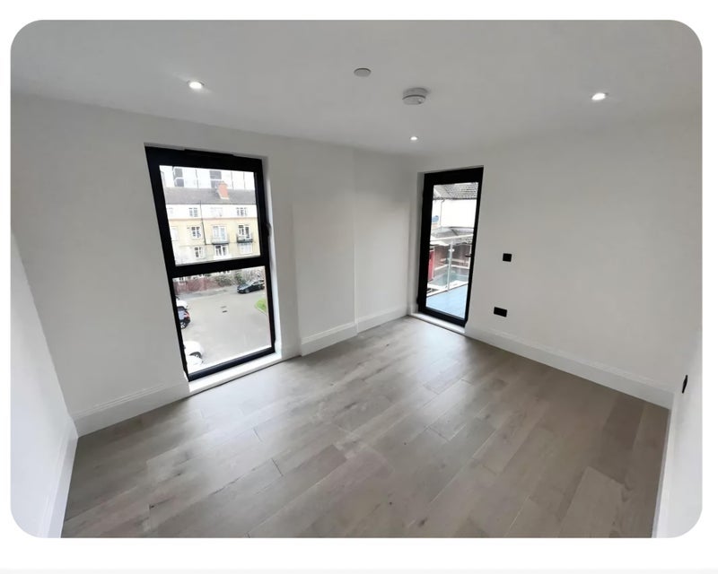 Flat Rotherhithe Street in Greater London