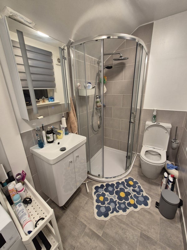 Flat Challoner Crescent in Greater London
