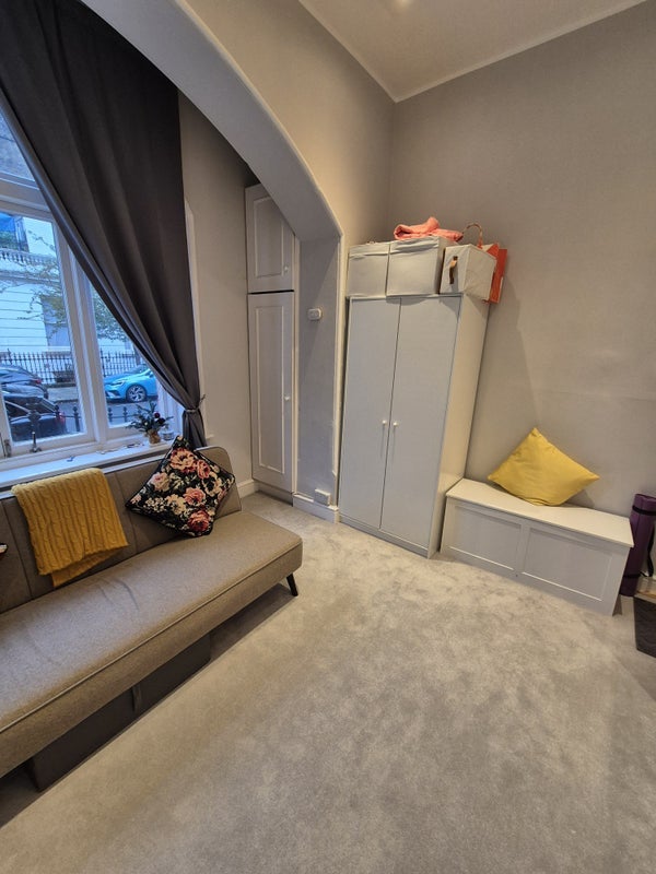 Flat Challoner Crescent in Greater London
