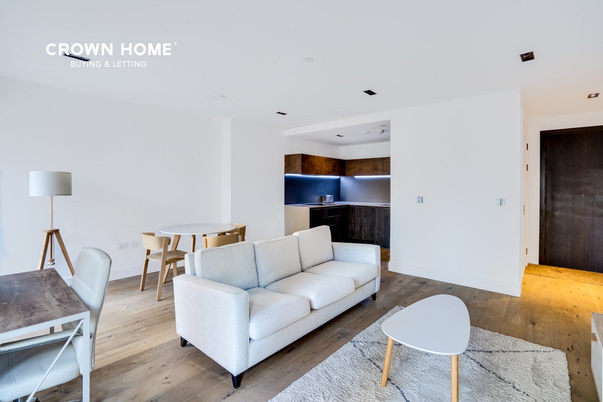 Flat Nine Elms Lane in Greater London