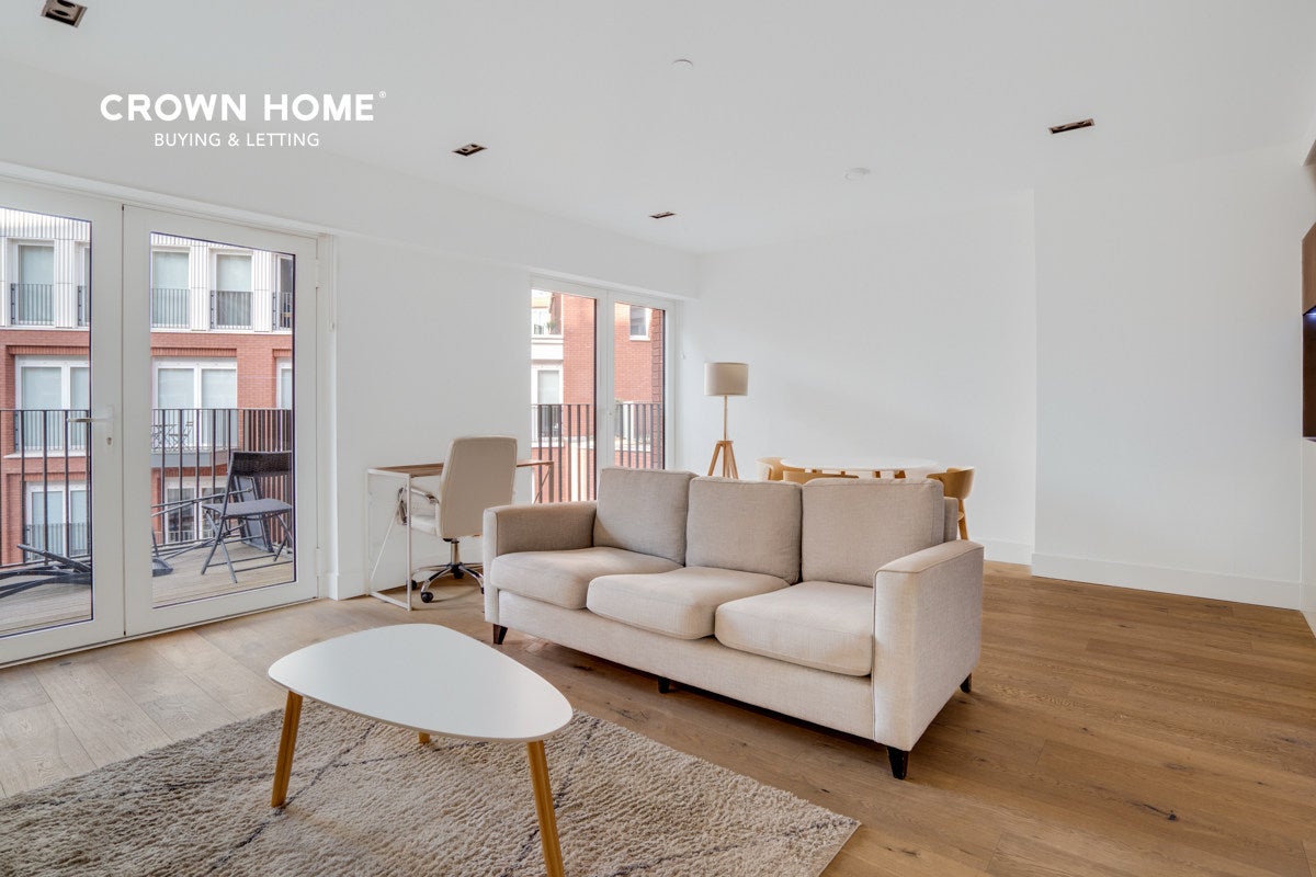 Flat Nine Elms Lane in Greater London