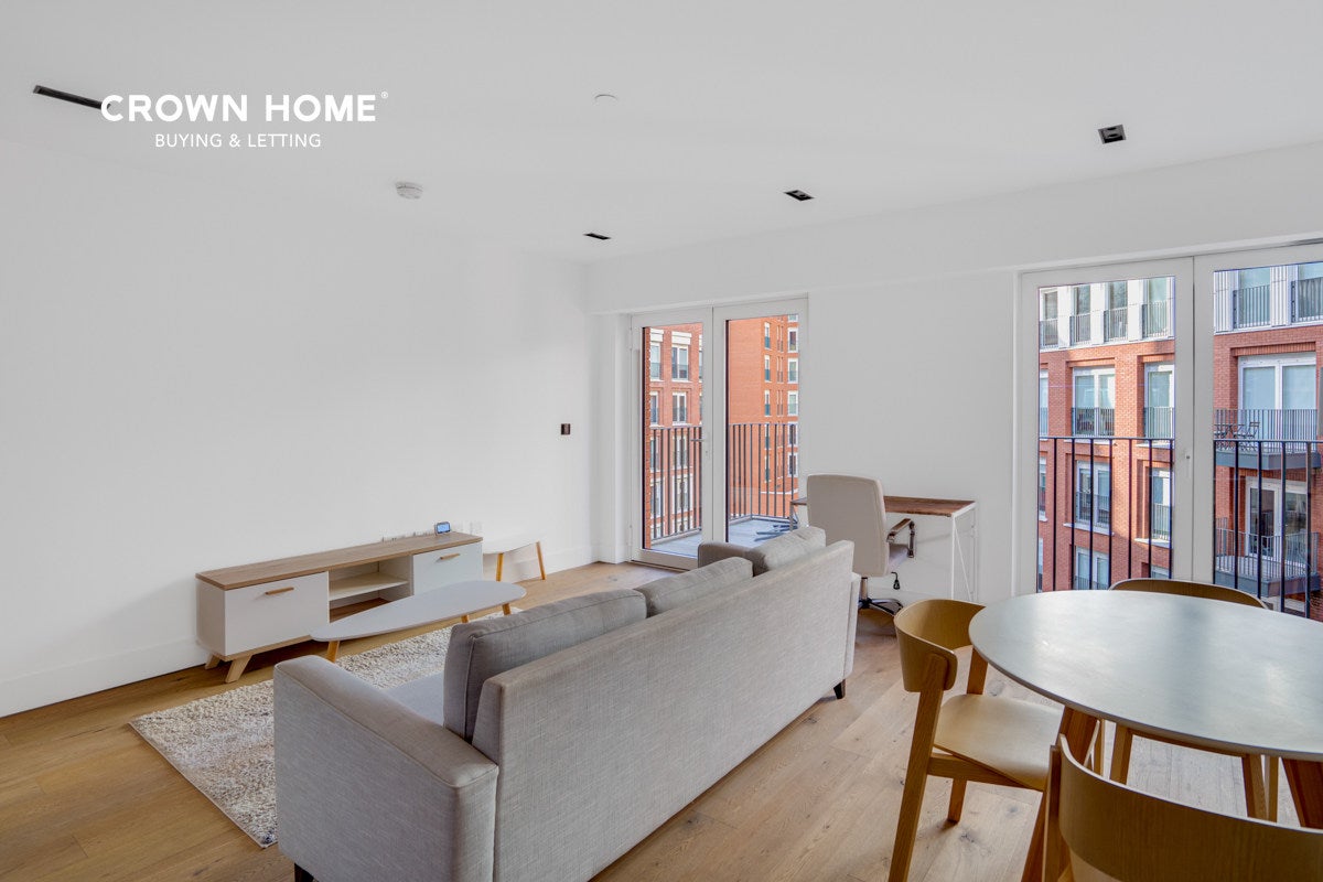 Flat Nine Elms Lane in Greater London