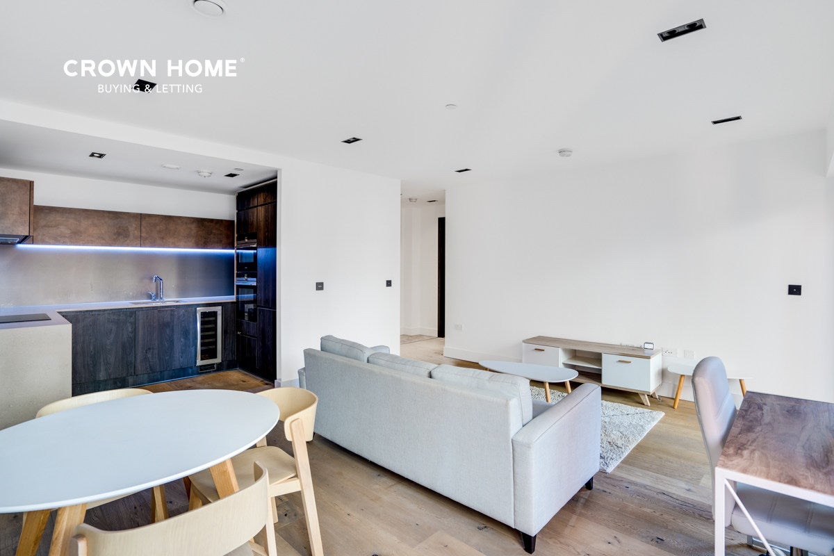 Flat Nine Elms Lane in Greater London