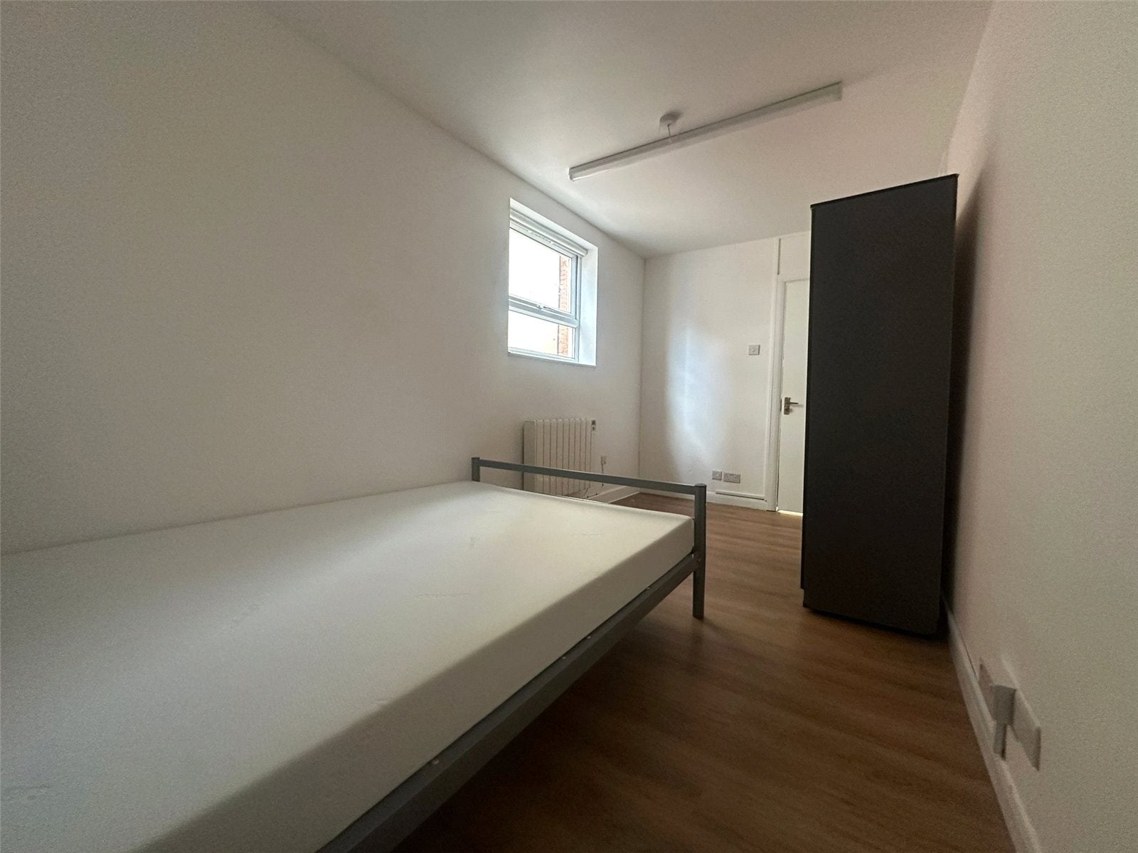 Flat Hanworth Road in Greater London