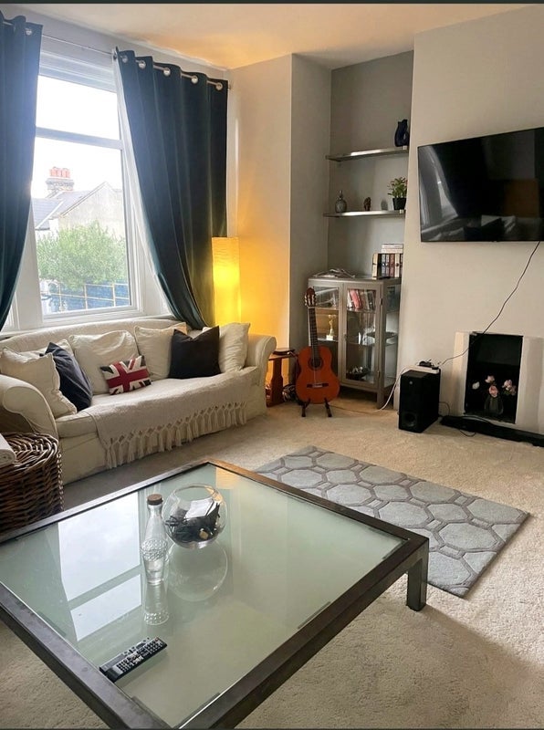 Room Grantham Road in Greater London