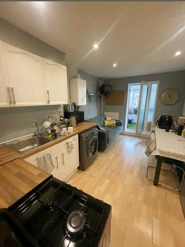Room Grantham Road in Greater London
