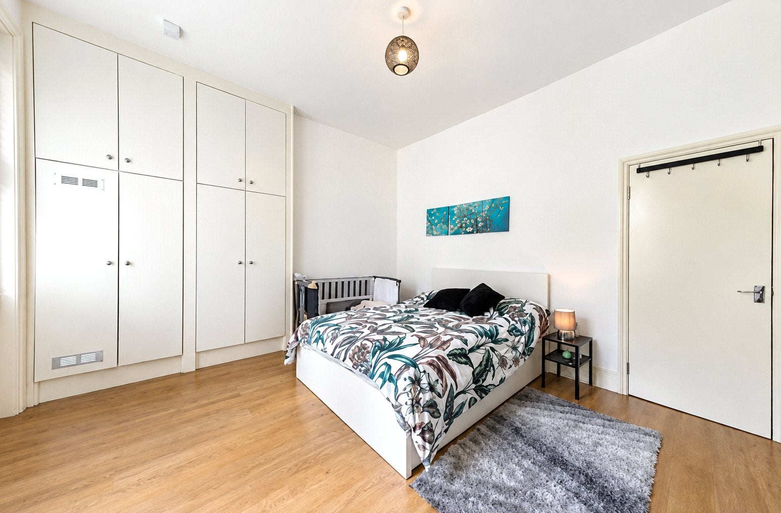 Flat Emanuel Avenue in Greater London