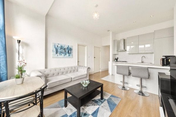 Flat Emanuel Avenue in Greater London