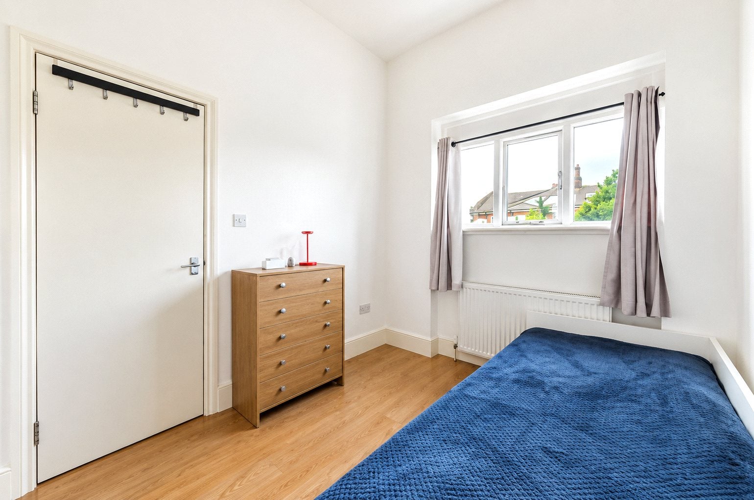 Flat Emanuel Avenue in Greater London