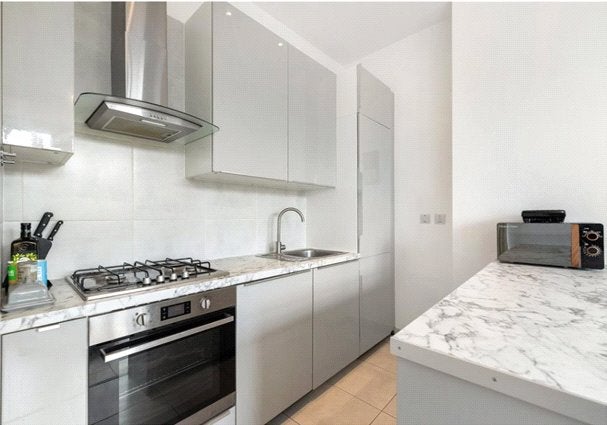 Flat Emanuel Avenue in Greater London