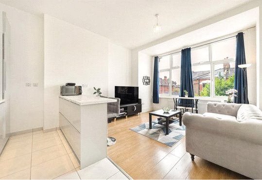 Flat Emanuel Avenue in Greater London