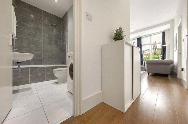 Flat Emanuel Avenue in Greater London