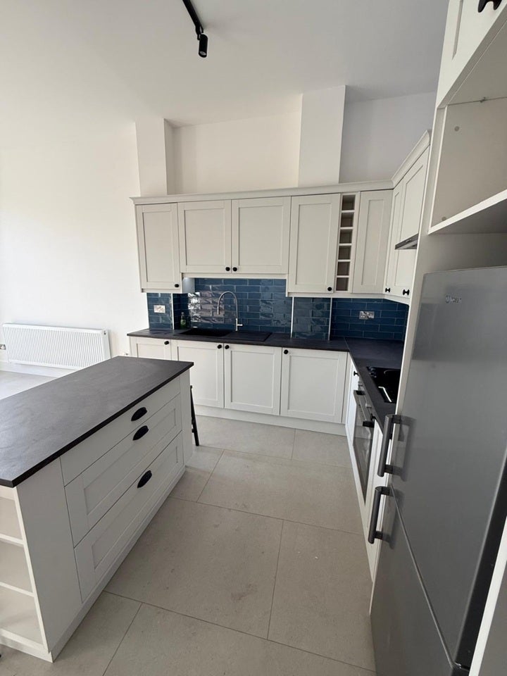 Flat Hartlepool Court in Greater London