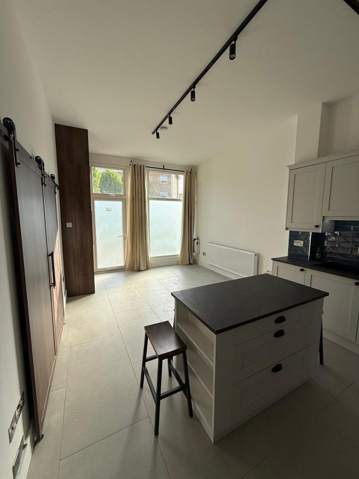 Flat Hartlepool Court in Greater London