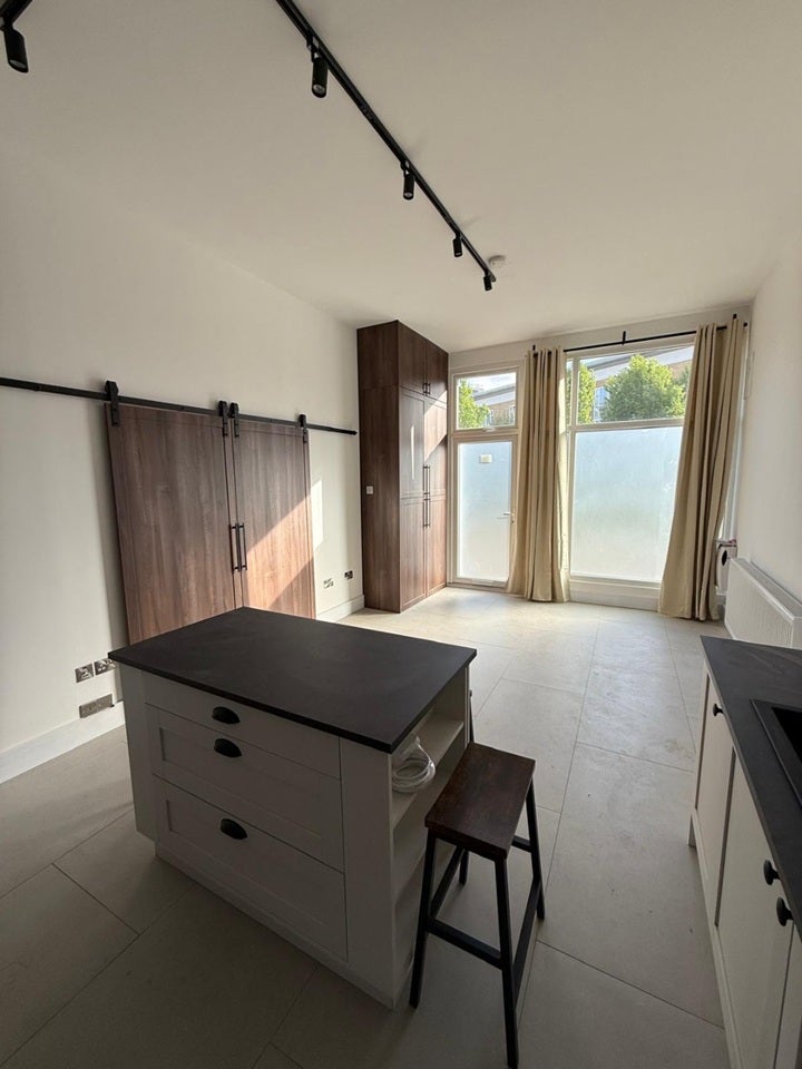 Flat Hartlepool Court in Greater London