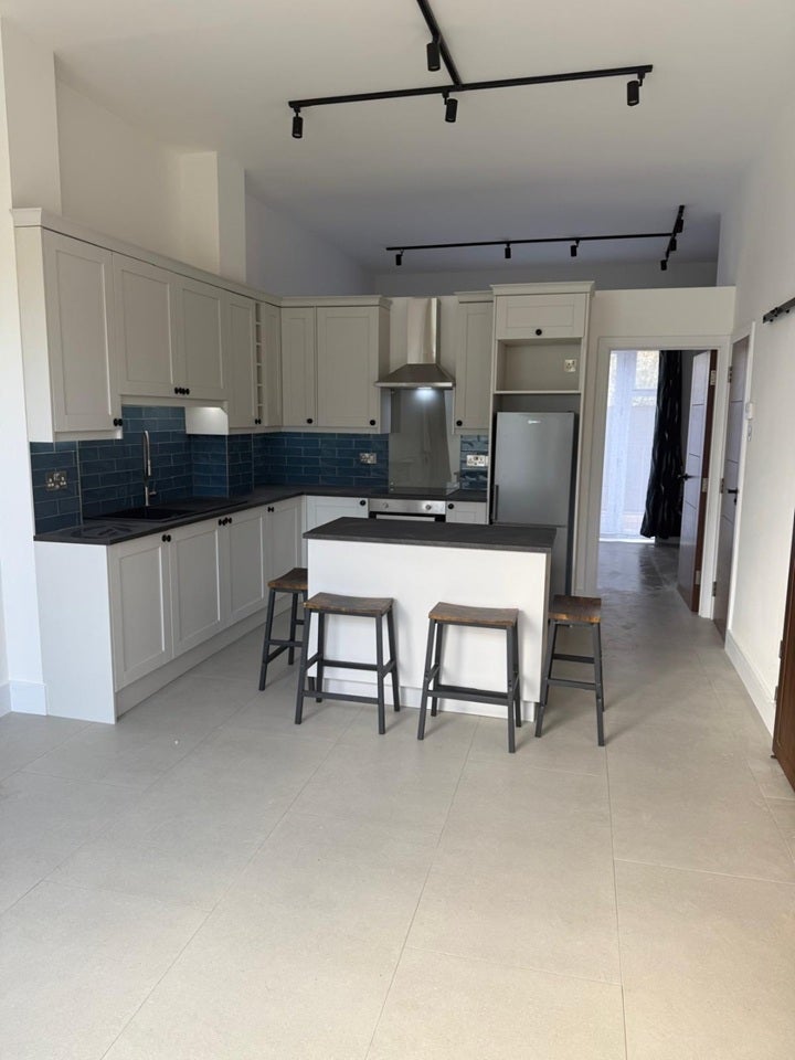 Flat Hartlepool Court in Greater London