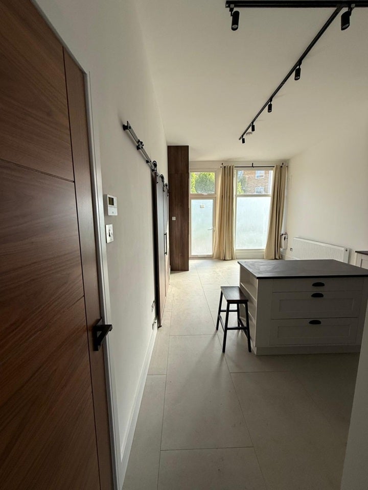 Flat Hartlepool Court in Greater London