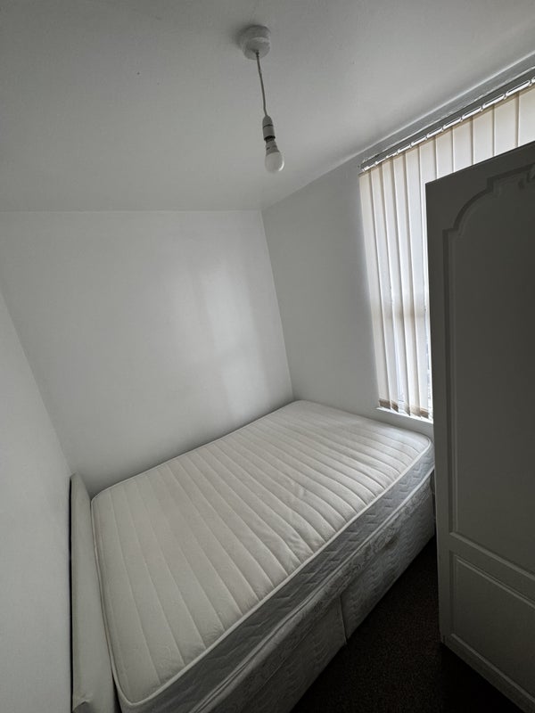 Room Ennismore Road in Liverpool