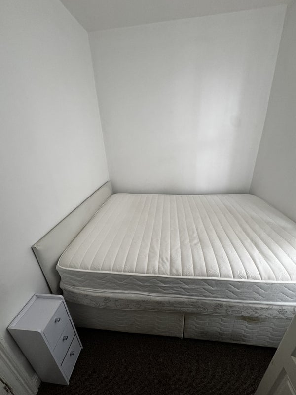 Room Ennismore Road in Liverpool