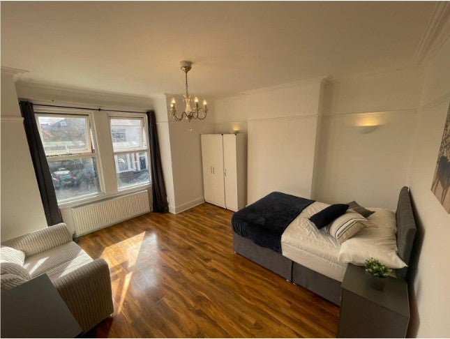 Room George Lane in Greater London