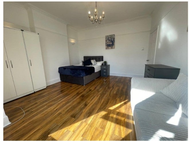 Room George Lane in Greater London