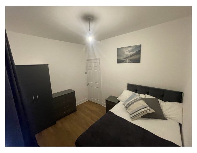Room George Lane in Greater London